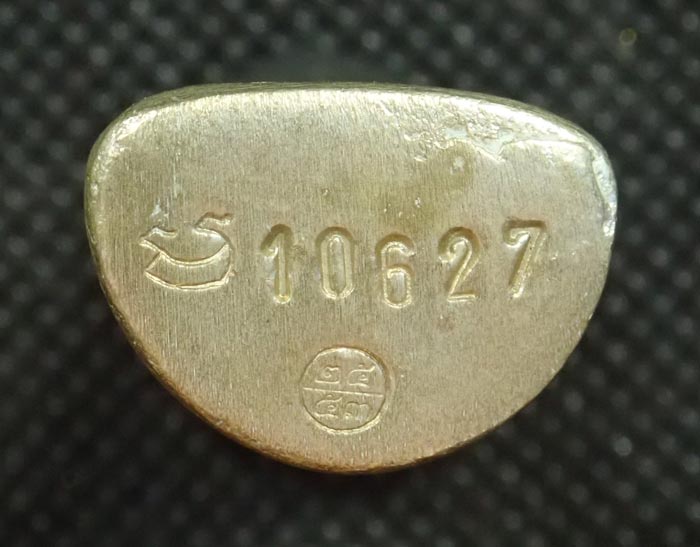 หลวงพ่อเงิน รุ่นกองทุน53 พิมพ์นิยม วัดบางคลาน จ.พิจิตร ปี 2553 เนื้ออัลปาก้า (มีคราบเบ้าติด) หมายเลข 10627 พร้อมกล่องเดิม