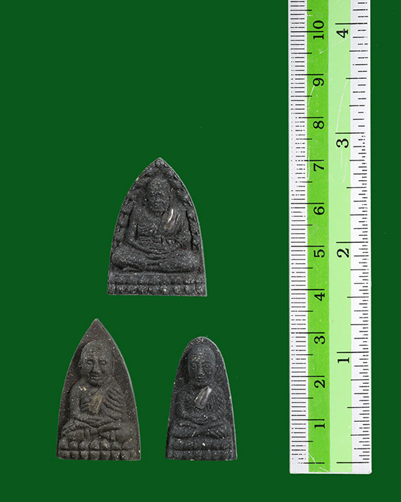 ชุดหลวงพ่อทวด วัดช้างให้ เนื้อว่าน 3 องค์ (สังฆาฏิฝังตะกรุดเงิน) หมายเลข 576 ปี 2541 รุ่นพุทธคุณกุญชร (อาจารย์นอง วัดทรายขาว จ.ปัตตานี ปลุกเสก)