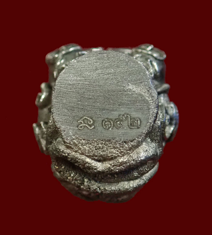 พระปิดตาในครรภ์ พ่อท่านเขียว วัดห้วยเงาะ ปัตตานี พ่อท่านเขียวอุปถัมภ์ (กลันตัน54) ปี 2554 เนื้อปัญจะโลหะผิวพรายเงิน หมายเลข 152