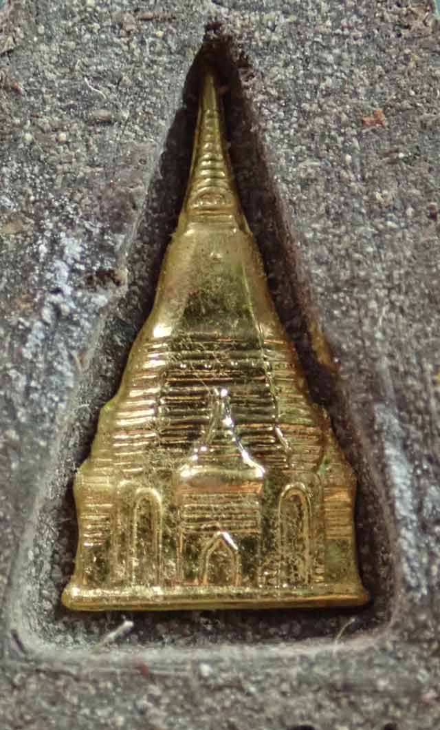 เนื้อว่านหลวงพ่อทวดหลังเจดีย์ทองคำ รุ่นพระธาตุเจดีย์ อาจารย์ทอง วัดสำเภาเชย ปี 2549 เนื้อว่านเบิกฤกษ์หลังเจดีย์ทองคำ หมายเลข 341