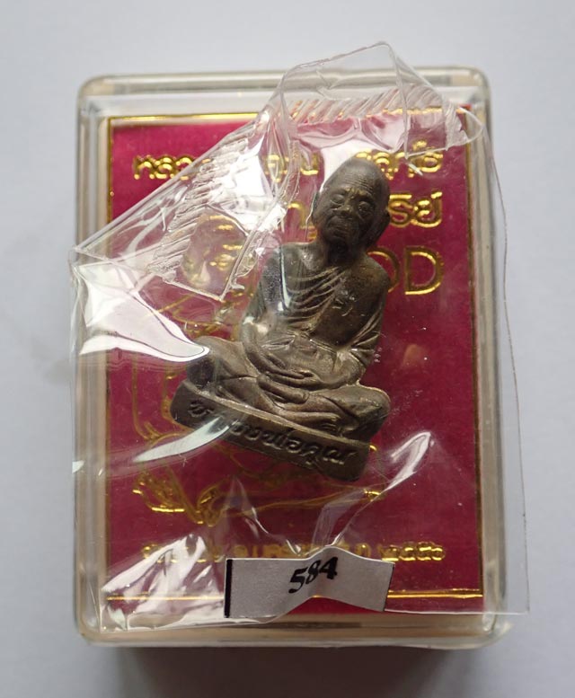 รูปเหมือนปั้ม EOD หลวงพ่อคูณ วัดบ้านไร่ รุ่นปาฏิหาริย์ EOD ปี 2556 เนื้อมหาชนวน (แจกทหาร) หมายเลข 584 สร้าง 999 เหรียญ