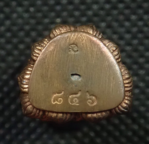 รูปหล่อลอยองค์หลวงปู่ทวด อาจารย์นอง วัดทรายขาว ปัตตานี ปี 2540 พิมพ์เบ้าฉีด รุ่นสร้างมณฑป40 เนื้อนวะโลหะ หมายเลข 846