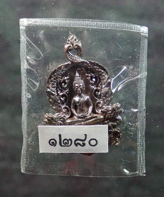 เหรียญฉลุชิ้นเดียวหลวงพ่อโสธร จ.ฉะเชิงเทรา รุ่นเจริญพร ปี 2555 เนื้อนวะโลหะ หมายเลข ๑๒๘๐ ขนาดพระพระสูงประมาณ 3 ซ.ม.