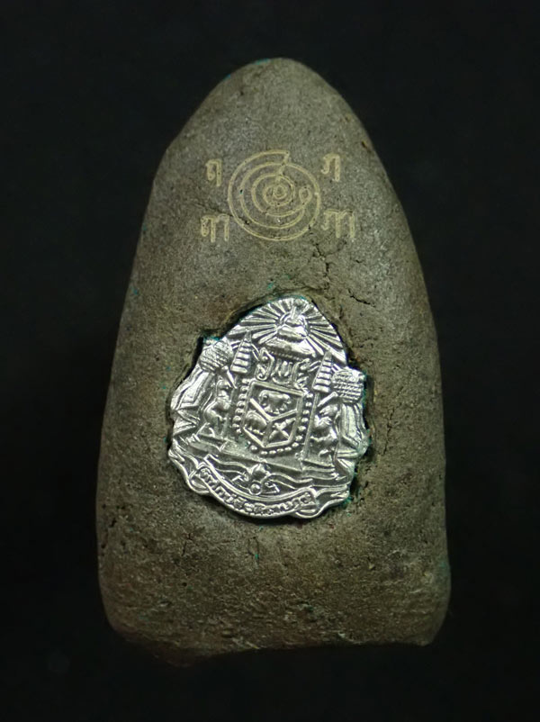 หลวงพ่อทวดเนื้อว่านดินกากยายักษ์ พิมพ์ใหญ่ A ฝังตะกรุดเงิน (หลังตราแผ่นดิน) อาจารย์ทอง วัดสำเภาเชย รุ่นพิทักษ์แผ่นดิน ปี 2551