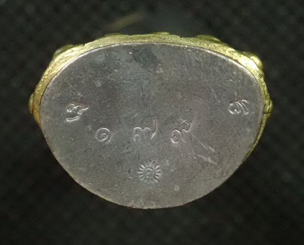 *นำมาแบ่งปันครับ* พระกริ่งปวเรศชินบัญชร รุ่นพุทธปวเรศ โครงการสังฆราชบูชาพระชันษา 100 ปี วัดบวรนิเวศวิหาร ปี 2554 เนื้อทองระฆังก้นเงิน หมายเลข 179 พร้อมกล่องเดิมและบัตรประจำองค์พระ