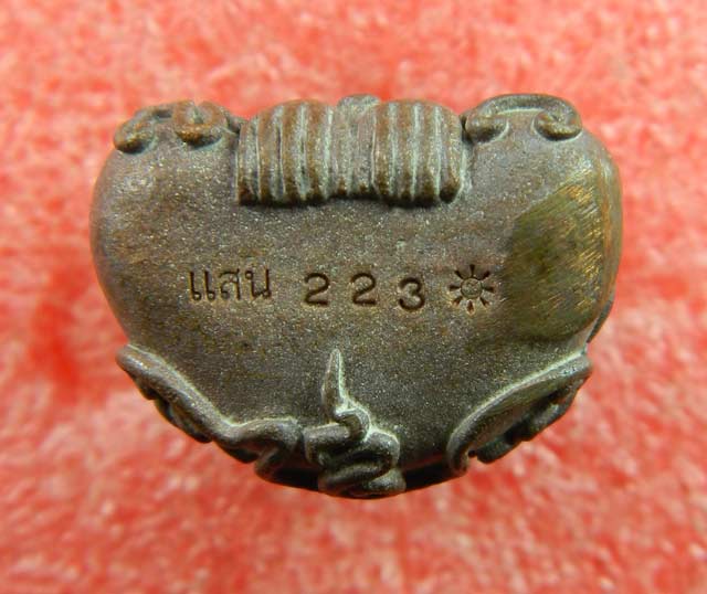 พระปิดตายันต์ยุ่งรวยทันใจ (รุ่นแรก) หลวงปู่แสน ปสันโน วัดหนองจิก จ.ศรีษะเกษ เนื้อมหาชนวน ปี2559