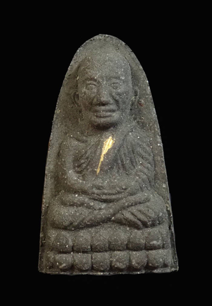 ชุดหลวงพ่อทวด วัดช้างให้ เนื้อว่าน 3 องค์ (สังฆาฏิฝังตะกรุดทองคำ) ปี 2541 รุ่นพุทธคุณกุญชร (อาจารย์นอง วัดทรายขาว จ.ปัตตานี ปลุกเสก)