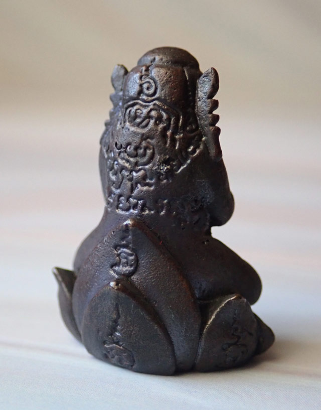 พระปิดตตามหาลาภกลีบบัว พระอาจารย์อุทัย อุทโย วัดวิหารสูง จ.พัทลุง ปี 2557 รุ่นเจริญลาภ เจริญผล เจริญพร เนื้อทองแดงรมดำ หมายเลข 908 (สร้างน้อยเพียง 1500 องค์)