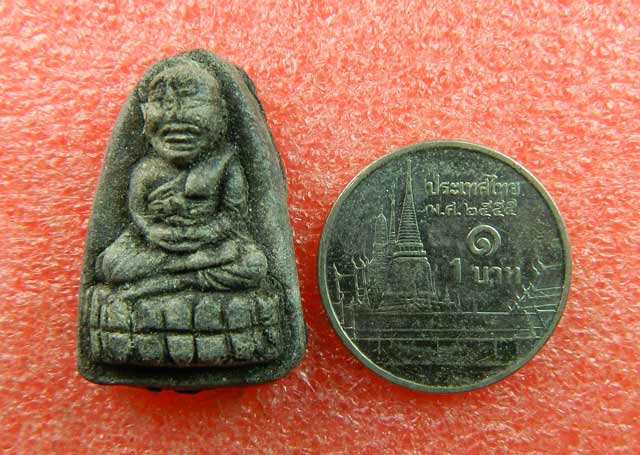 หลวงปู่ทวด รุ่นวิเศษ60 อาจารย์นอง วัดทรายขาว ปัตตานี ปลุกเสก ปี 2541 เนื้อว่านฝังเม็ดข้าวสารดำ พิมพ์ใหญ่ สร้างเพียง 1000 องค์ ขนาดพระสูงโดยประมาณ 2.5 ซม.