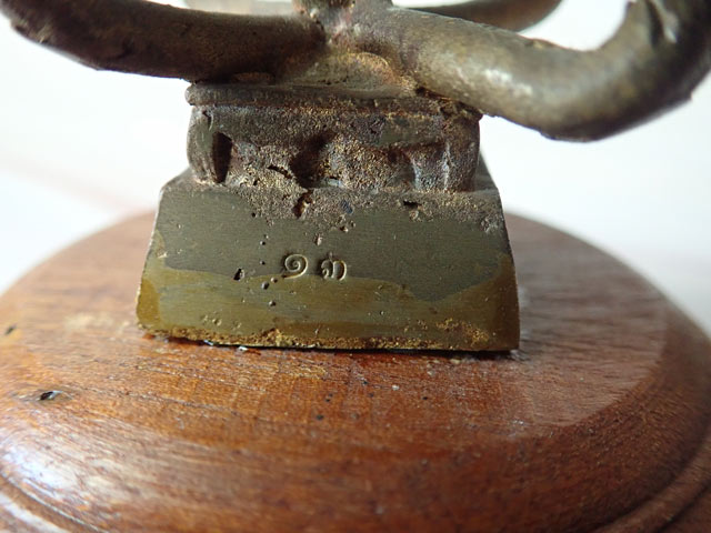 พระช่อ 9 องค์ พระอุปคุตมหาลาภ พ่อท่านลาภ สันตวัณโณ วัดเขากอบ จ.ตรัง ปี 2556 เนื้อทองระฆัง ช่อหมายเลข 13 (สร้างเพียง 19 ช่อ)