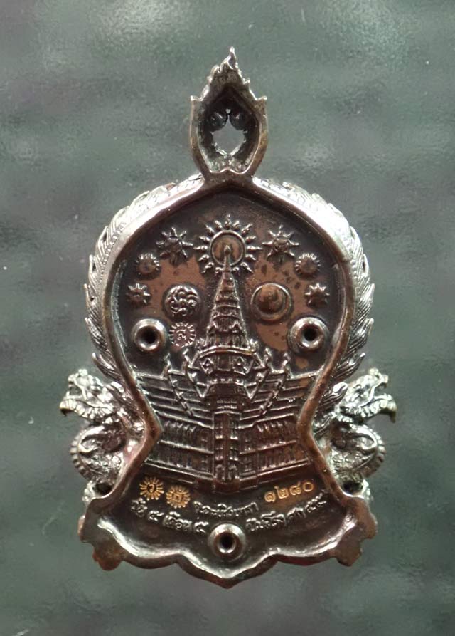 เหรียญฉลุชิ้นเดียวหลวงพ่อโสธร จ.ฉะเชิงเทรา รุ่นเจริญพร ปี 2555 เนื้อนวะโลหะ หมายเลข ๑๒๘๐ ขนาดพระพระสูงประมาณ 3 ซ.ม.