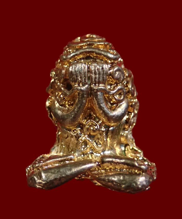 ชุด 3 องค์ สามกษัตริย์พระปิดตามหาลาภ หลวงพ่อสงฆ์ วัดเจ้าฟ้าศาลาลอย ปี 2519 สามกษัตริย์ 3 องค์ ได้แก่.. เนื้อตะกั่วอาบทอง 1 องค์ เนื้อตะกั่วอาบเงิน 1 องค์ เนื้อตะกั่วอาบทองแดง 1 องค์