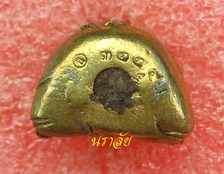 พระสังกัจจายน์รับทรัพย์ก้นอุดผง รุ่นไตรมาส54 หลวงพ่อสาคร วัดหนองกรับ จ.ระยอง ปี 2554 เนื้อชนวน