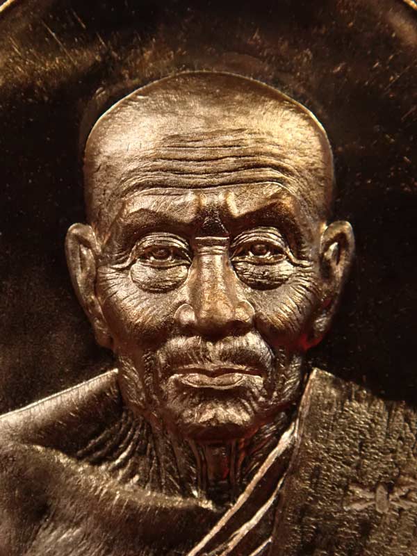 เหรียญรูปไข่ครึ่งองค์หลวงทวด รุ่นปาฏิหาริย์ EOD ปี 2555 เนื้อมหาชนวนแจกทหาร หมายเลข 2976