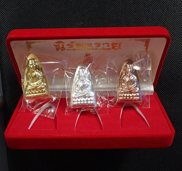 *ชุดกรรมการสามกษัตริย์หมายเลขเดียวกัน *หลวงปู่ทวดพิมพ์หลังหนังสือ ตัว ท (ย้อนยุค) วัดทรายขาว ปัตตานี รุ่นนิรันตราย ปี 2557 เนื้อกะไหล่ทอง/กะไหล่เงิน/กะไหล่นาก หมายเลข 959