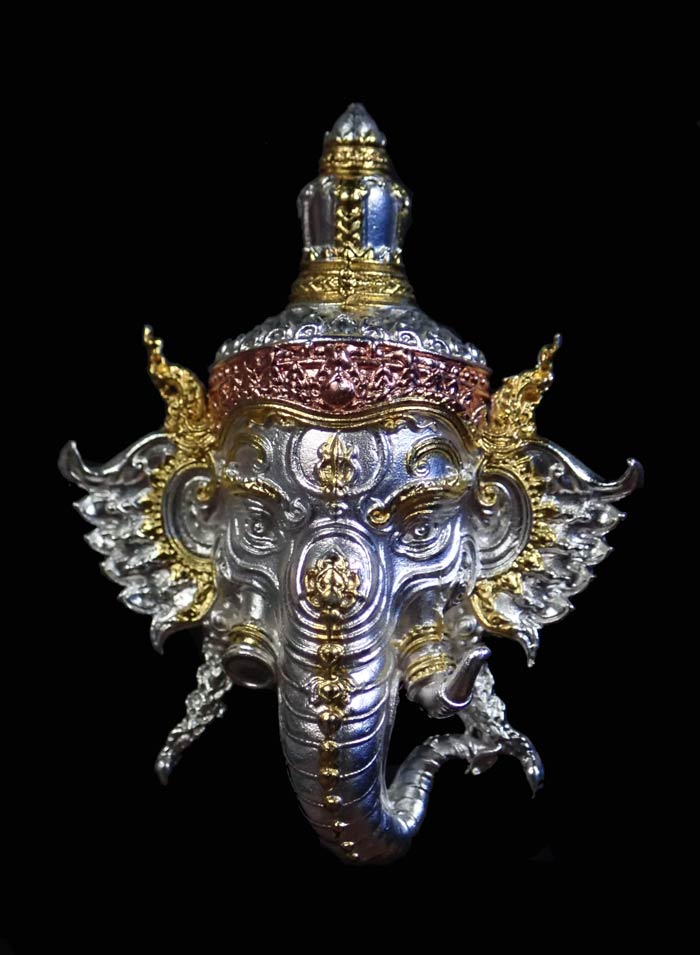 เหรียญหล่อพระพิฆเนศ รุ่นเศรษฐีปาฏิหาริย์ วัดสุวรรณเจดีย์ จ.อยุธยา ปี 2563 เนื้อสัมฤทธิ์ชุบสามกษัตริย์ หมายเลข 180 ขนาดพระสูง 3.5 ซ.ม. พร้อมกล่องเดิม