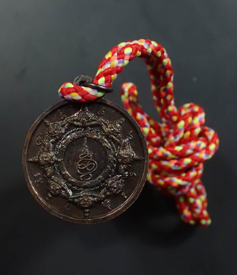 เหรียญปิดตาพังพะกาฬพร้อมเชือก 7 สี องค์พ่อจตุคามรามเทพ วิหารจังหวัดนราธิวาส เหรียญเนื้อทองแดง (องค์ออกแดงคล้ายผิวมันปู)