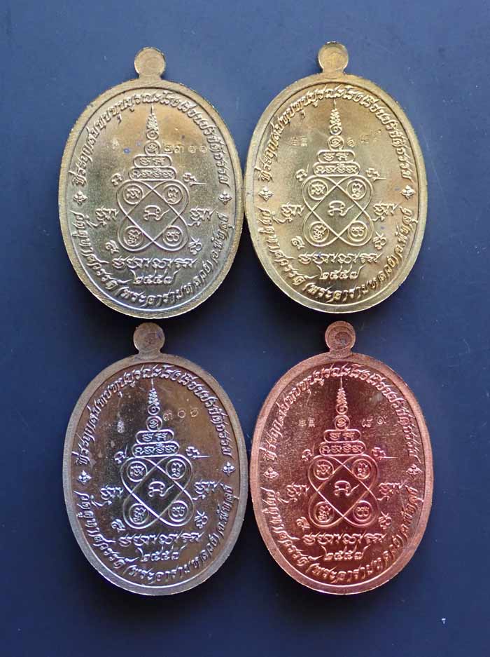 *4 เหรียญ 4 เนื้อ* เหรียญหลวงพ่อทวดเหยียบน้ำทะเลจืด รุ่นมิราเคิล Miracle ปี 2557 4 เหรียญ 4 เนื้อ เนื้อมหาชนวน/เนื้อทองฝาบาตร/เนื้อทองแดงมันปู/เนื้อทองแดงผิวไฟ ขนาดพระสูง 3.8 ซ.ม. พร้อมกล่องเดิม