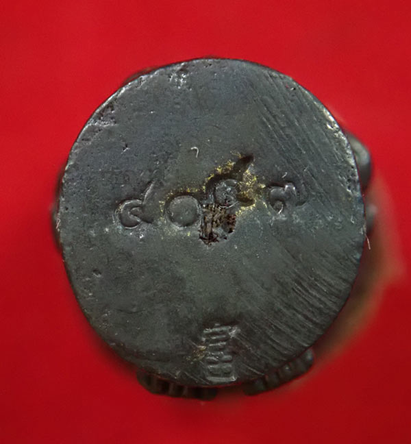 พระปิดตามหาอุตม์ มหาลาภ มหาเสน่ห์ มหานิยม รุ่นทอง 93 อาจารย์ทอง วัดสำเภาเชย ปี 2553 เนื้อทองเหลืองรมดำ พิมพ์เล็ก ขนาดพระสูง 2.3 ซ.ม. หมายเลข 4047 พร้อมกล่องเดิม