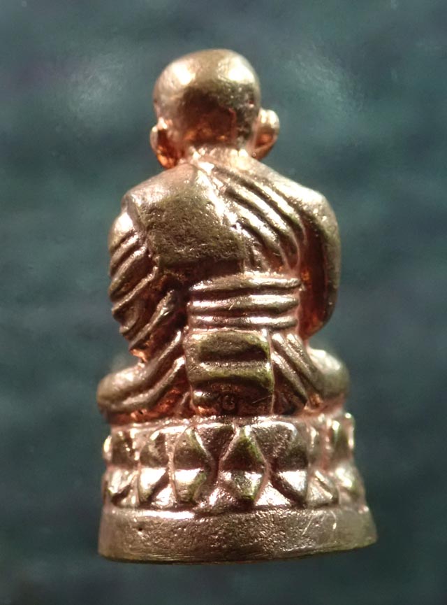 รูปหล่อลอยองค์หลวงปู่ทวด พิมพ์บัวรอบ วัดทรายขาว ปัตตานี รุ่นนิรันตราย ปี 2558 เนื้อสำริดขัดยาแดง หมายเลข 1251 พระสูงประมาณ 3.2 ซม. สามารถตั้งบูชาหน้ารถได้ครับ