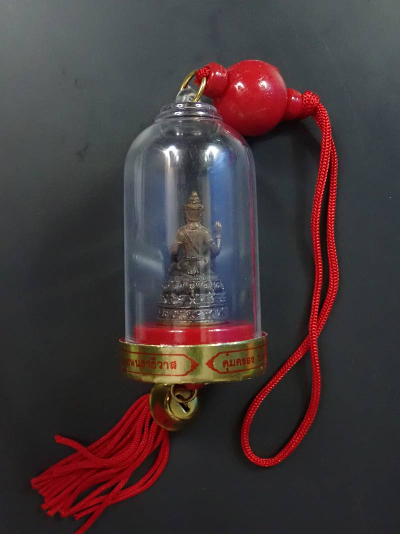 องค์พ่อจตุคามรามเทพวิหารจังหวัดนราธิวาส (แขวนหน้ารถ) ติดสติ๊กเกอร์รอบฐานกรอบ "องค์พ่อจตุคามรามเทพนราธิวาส คุ้มครอง ป้องกัน แคล้วคลาด ปลอดภัย โชคดี ร่ำรวย" เนื้อทองแดง