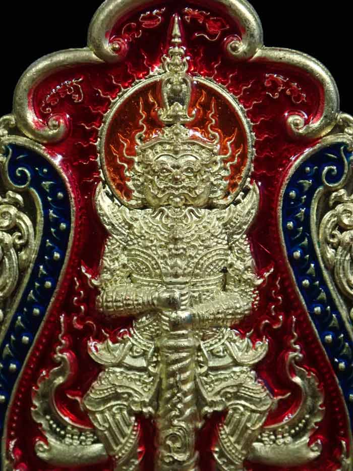 เหรียญท้าวเวสสุวรรณ รุ่นเทพประทานพร หลวงพ่อสุชาติ อภิชาโต วัดศิลาดอกไม้ จ.เพชรบูรณ์ ปี 2563 เนื้อฝาบาตรลงยา หมายเลข 204 ขนาดพระสูง 4.5 ซ.ม. พร้อมกล่องเดิม