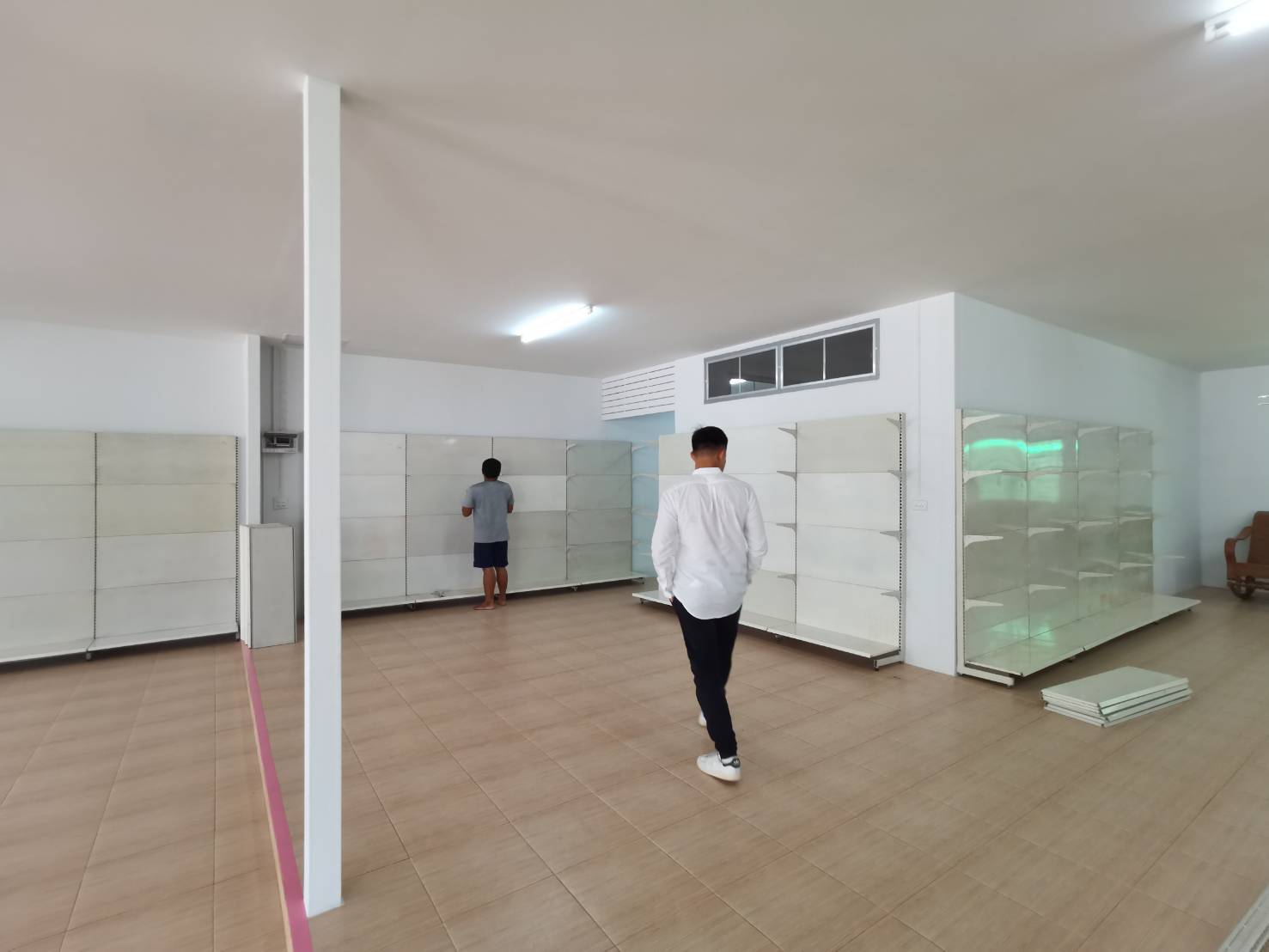 ลงชั้นวางสินค้าเพื่อเตรียมเปิดร้านสังฆภัณฑ์จำนวน 60 ชุด