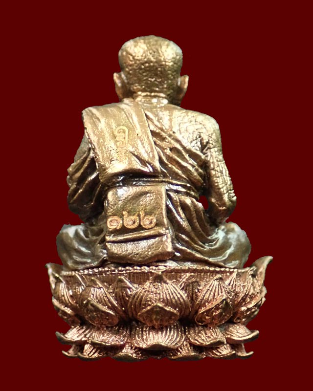 รูปหล่อลอยองค์พุทธศิลป์หลวงพ่อทวด ฐานบัว 4 ชั้น รุ่นปาฎิหาริย์สองโพธิสัตว์ เนื้อชนวนรวมใจ (สรา้งเพียง 299 องค์) ขนาดสูง 1.2 นิ้ว