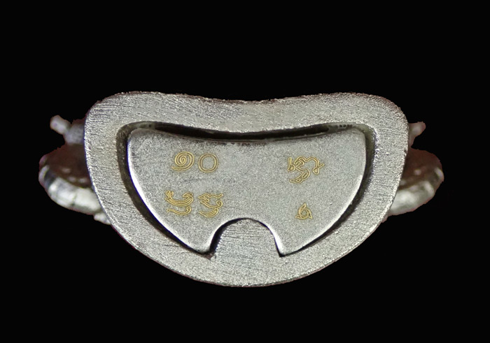 พระกริ่งพุทธศิลป์มุจลินท์นาคราชโพธิสักการ ปี 2563 (พระประจำวันเสาร์) *เป็นรุ่นแรก จากงานจิตรกรรม สู่งานประติมากรรม ศิลปะแห่งสีสัน* เนื้อไวท์บรอนซ์ White Bronze (รายการที่ 1.7 แยกชุดกรรมการใหญ่ ) หมายเลข 10 (พระสร้างเพียง 55 องค์) ขนาดพระสูง 4.1 ซ.ม. พร้อม