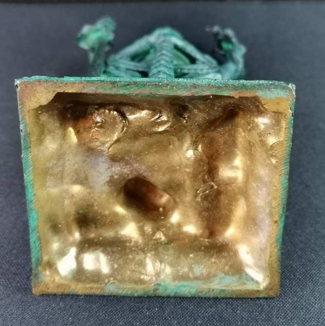 ท้าวเวสสุวรรณตรีพระเพลา เนื้อโลหะเคลือบพาทิน่าเขียวมรกต ขนาดสูง 5 นิ้ว (รวมฐาน) จำนวนการสร้าง 599 องค์ ปี 2555