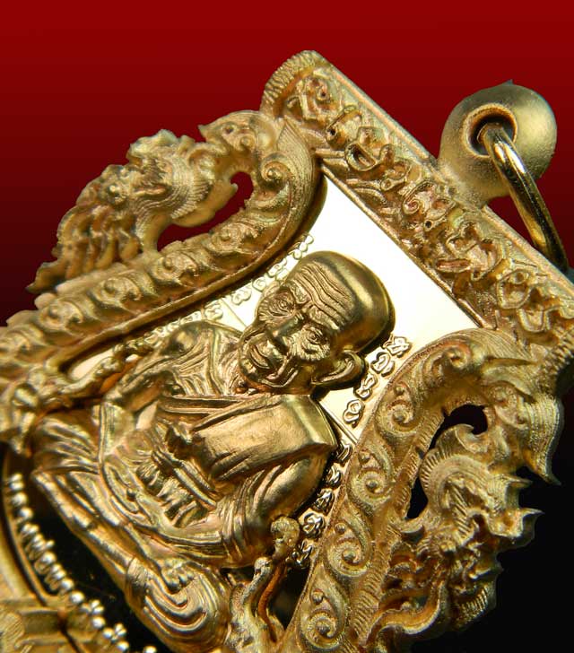 เหรียญเสมาฉลุยกองค์หลวงพ่อทวด ฝังกระกรุดทองคำยันต์รับทรัพย์ รุ่นกิตติคุโณมหามงคล พ่อท่านเขียว วัดห้วยเงาะ เนื้อบรอนซ์ ปี 2555