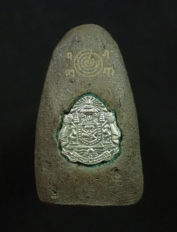 หลวงพ่อทวดเนื้อว่านดินกากยายักษ์ พิมพ์ใหญ่ A ฝังตะกรุดเงิน (หลังตราแผ่นดิน) อาจารย์ทอง วัดสำเภาเชย รุ่นพิทักษ์แผ่นดิน ปี 2551