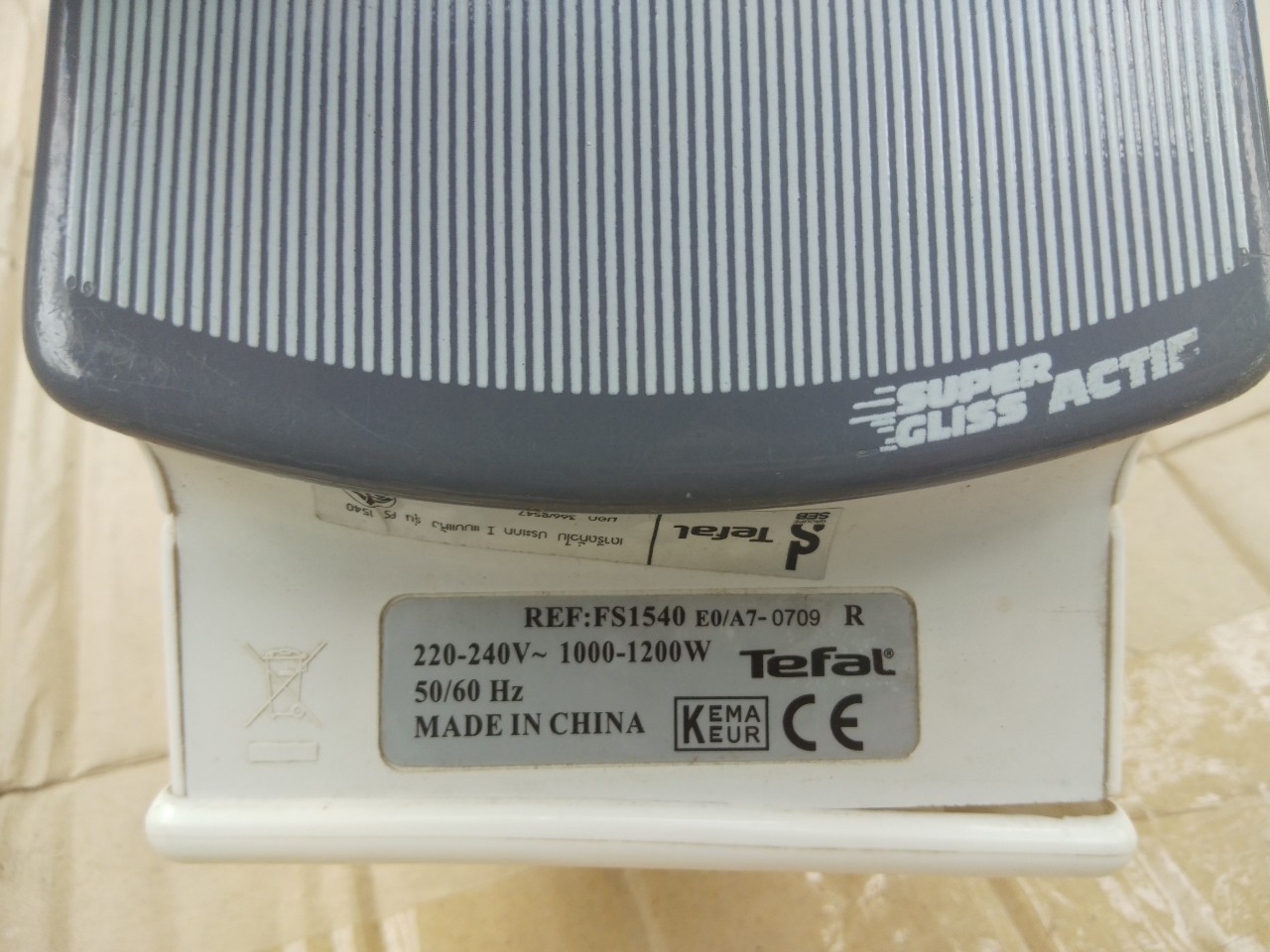 เตารีดไฟฟ้า Tefat รุ่น FS1540 กำลังไฟฟ้า 1,000 - 1,200 วัตต์ รุ่นเคลือบพิเศษ