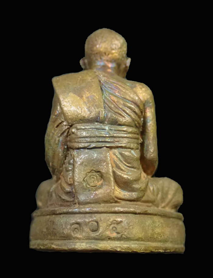 รูปหล่อรุ่นแรกหลวงปู่แดง วัดสุนทราราม จ.ศรีสะเกษ รุ่นไตรมาสรวยทันใจ ปี 2564 เนื้อทองแดงดินไทย หมายเลข 105