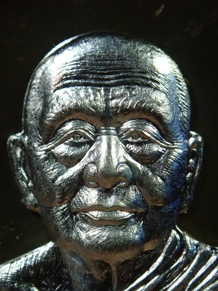 เหรียญหลวงพ่อปู่บุญหนา วัดป่าโสตถิผล จ.สกลนคร รุ่นมหาเศรษฐี ปี 2556 เนื้อชนวนหน้ากากเงิน หมายเลข 21 สร้างเพียง 83 เหรียญ (สำหรับศูนย์จอง) พร้อมกล่องเดิม