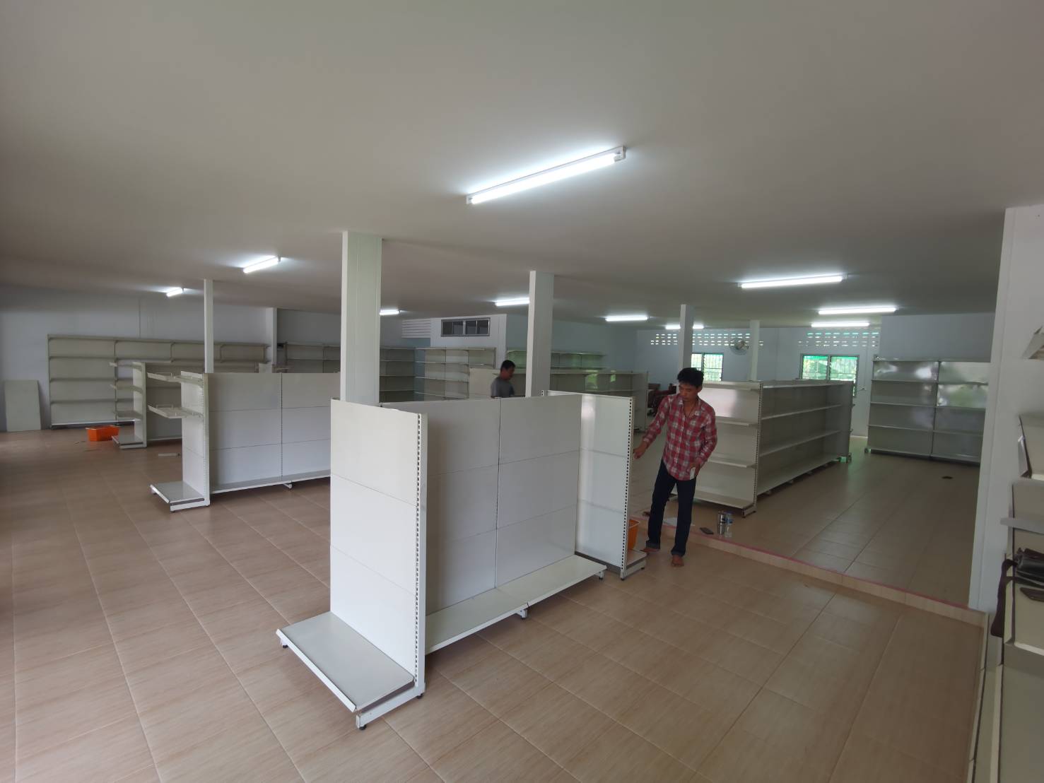 ลงชั้นวางสินค้าเพื่อเตรียมเปิดร้านสังฆภัณฑ์จำนวน 60 ชุด