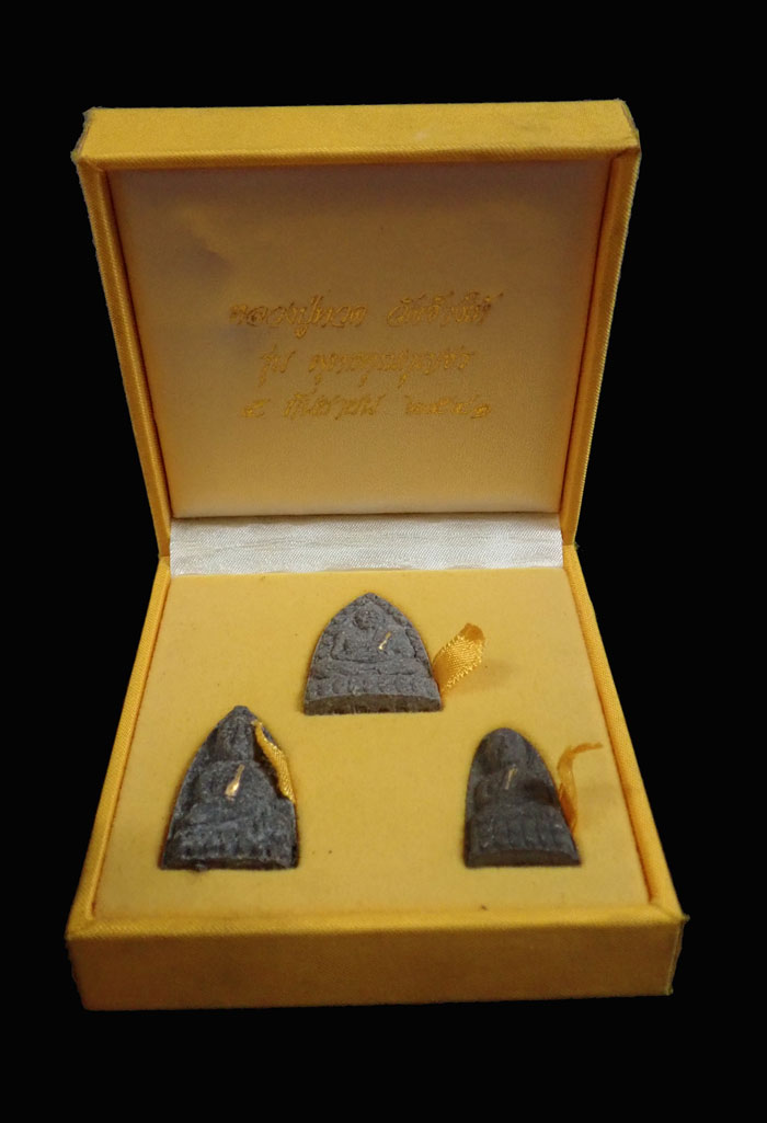 ชุดหลวงพ่อทวด วัดช้างให้ เนื้อว่าน 3 องค์ (สังฆาฏิฝังตะกรุดทองคำ) ปี 2541 รุ่นพุทธคุณกุญชร (อาจารย์นอง วัดทรายขาว จ.ปัตตานี ปลุกเสก)