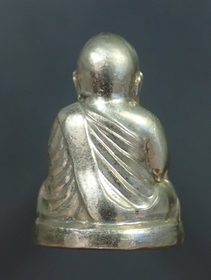 หลวงพ่อเงิน รุ่นกองทุน53 พิมพ์หน้ายิ้ม วัดบางคลาน จ.พิจิตร ปี 2553 เนื้ออัลปาก้า หมายเลข 11869 พร้อมกล่องเดิม