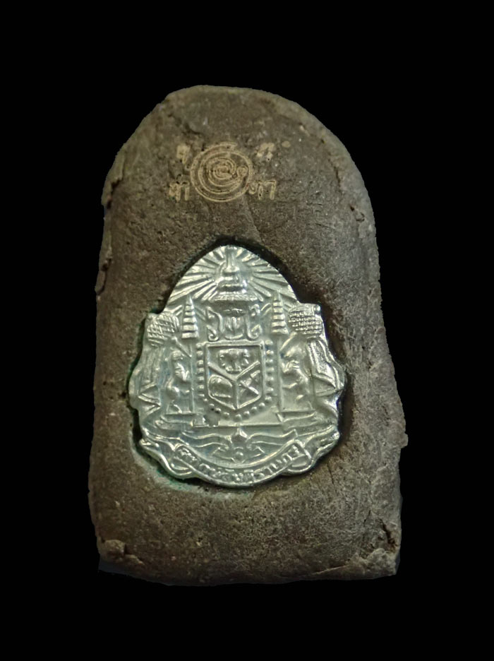 หลวงพ่อทวดเนื้อว่านดินกากยายักษ์ พิมพ์พระรอด ฝังตะกรุดเงิน (หลังตราแผ่นดิน) อาจารย์ทอง วัดสำเภาเชย ปี 2551 รุ่นพิทักษ์แผ่นดิน