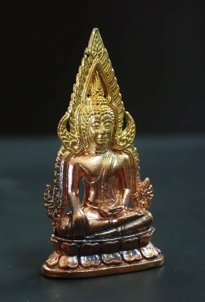 สมเด็จนางพญาเรือนแก้ว รุ่นประวัติศาสตร์ธงชัยจอมราชันย์ วัดนางพญา พิษณุโลก ปี 2563 เนื้อชนวน หมายเลข 9200 ขนาดพระสูง 4 ซ.ม. พร้อมกล่องเดิม