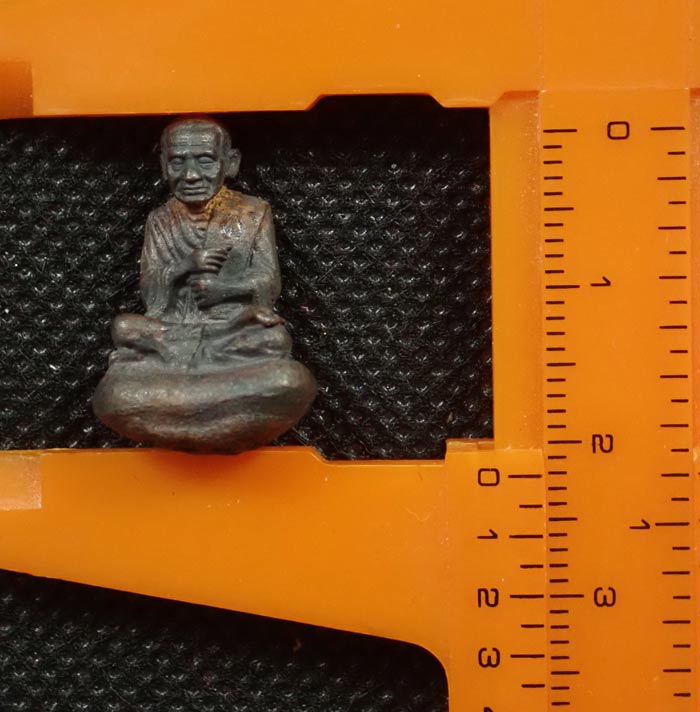 รูปหล่อสมเด็จพระพุฒาจารย์โต พรหมรังสี พิมพ์เบ้าทุบ (พิมเล็ก) วัดใหม่อมตรส บางขุนพรหม ปี 2540 เนื้อนวโลหะ อุดผงเก่าสมเด็จบางขุนพรหม หมายเลข 4371 (ตอกโค๊ต/ตอกหมายเลข)