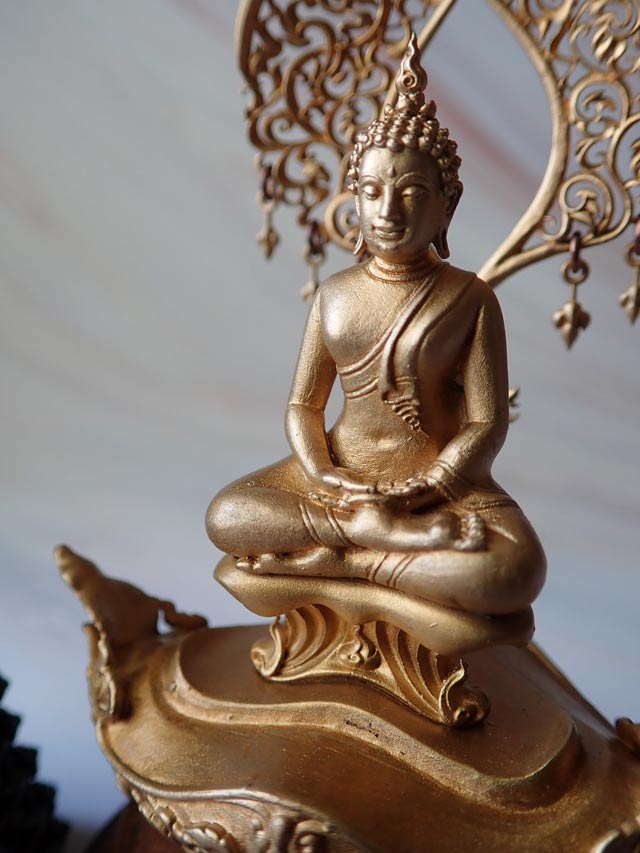 พระบูชาพุทธศิลป์นาคปรกพระพุทธมุจจลินท์รักษ์ธนทวี รุ่นมุจจลินท์มหาโภคทรัพย์ ปี2557 ปรกเนื้อดาร์คบราวน์ องค์บรอนซ์อิตาลี ฐานไม้สัก สูง 11 ซม. *สามารถถอดพญามุจจลินท์นาคราชแยกได้ (ตามรูป)) (สร้างเพียง 399 องค์)