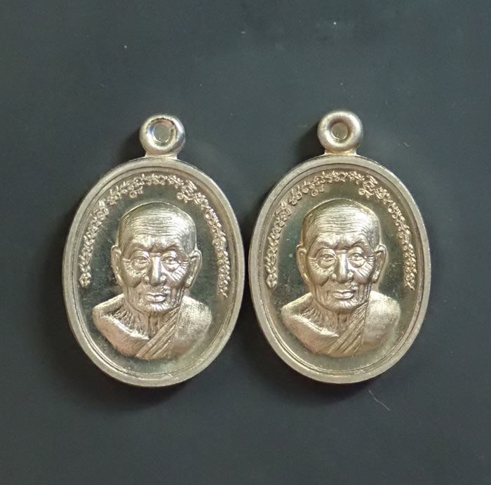 เหรียญเม็ดแตง (ฟักทอง) หลวงพ่อทวด ปาฏิหาริย์ สำนักสงฆ์ต้นเลียบ ปี2556 เนื้ออัลปาก้า (2เหรียญ)