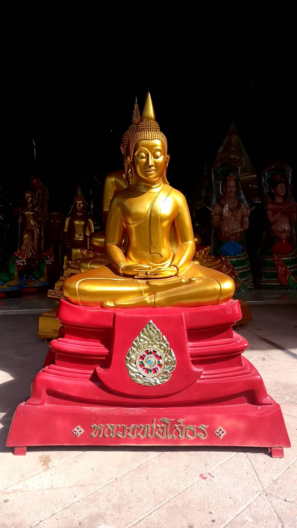 หลวงพ่อโสธร หน้าตัก 30 นิ้ว ฐานแดง องค์ทอง งานสวยงาม