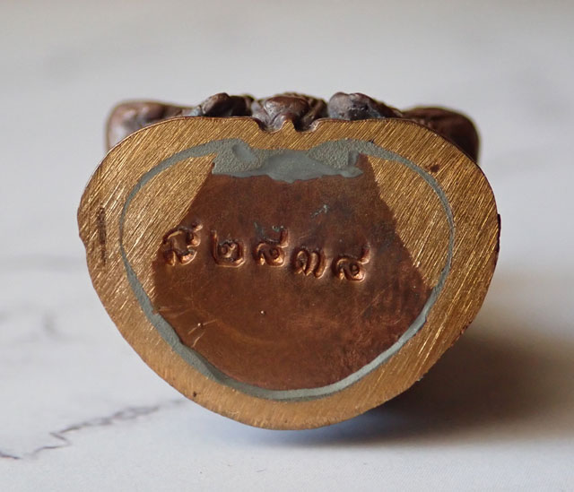 รูปหล่อลอยองค์บัวรอบ (ฐานคชสาร) หลวงพ่อทวด พ่อท่านเขียว วัดห้วยเงาะ ปัตตานี รุ่นกลันตัน54 ปี 2554 เนื้อทองแดงเถือนอุดกริ่ง พระสูง 3 ซ.ม. ตั้งบูชาหน้ารถได้