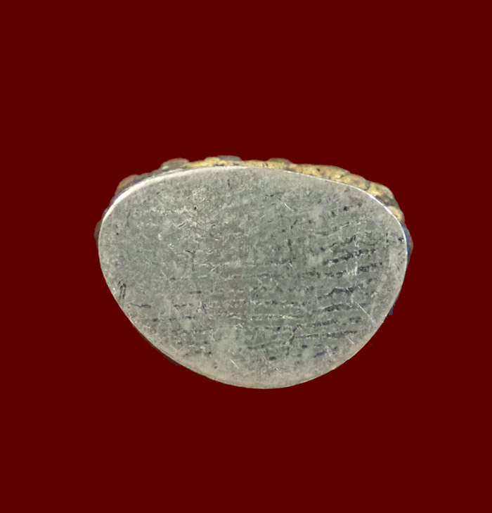 พระชัยวัฒน์ (รุ่นแรก) พ่อท่านเอื้อม ปชฺโชโต (พระครูอาทรธรรมพินิจ) สำนักปฎิบัติธรรมสวนป่าตลิ่งชัน พัทลุง ปี 2562 เนื้อโลหะก้นปิดแผ่นเงิน หมายเลข 173