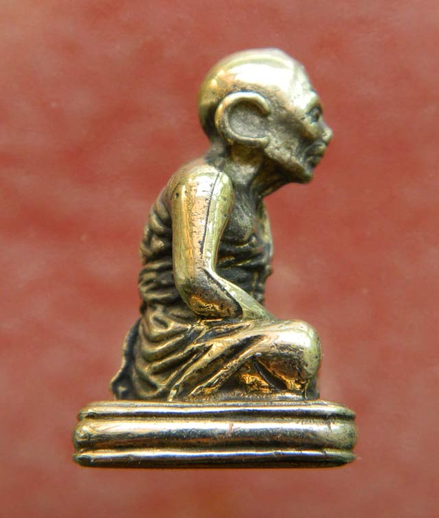 หลวงพ่อทวดพิมพ์ลอยองค์เลขใต้ฐาน (ย้อนยุค) อาจารย์ทอง วัดสำเภาเชย ปี 2551 รุ่นพิทักษ์แผ่นดิน เนื้อทองขาว