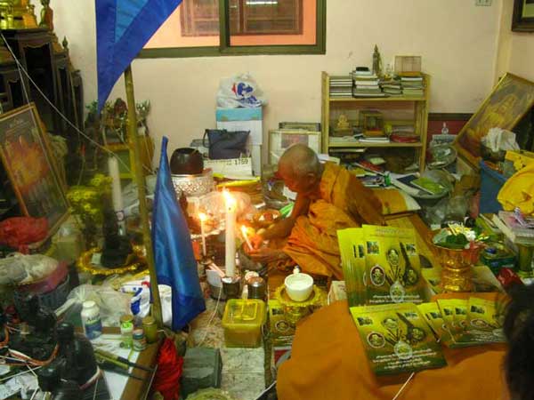 หลวงพ่อทวด เหรียญมหาจตุรทิศ ไตรมาสเจริญพร ๕๓ พ่อท่านเขียว เนื้อทองแดง หน้ากากนวะ(วงเดือน) เลขมงคล