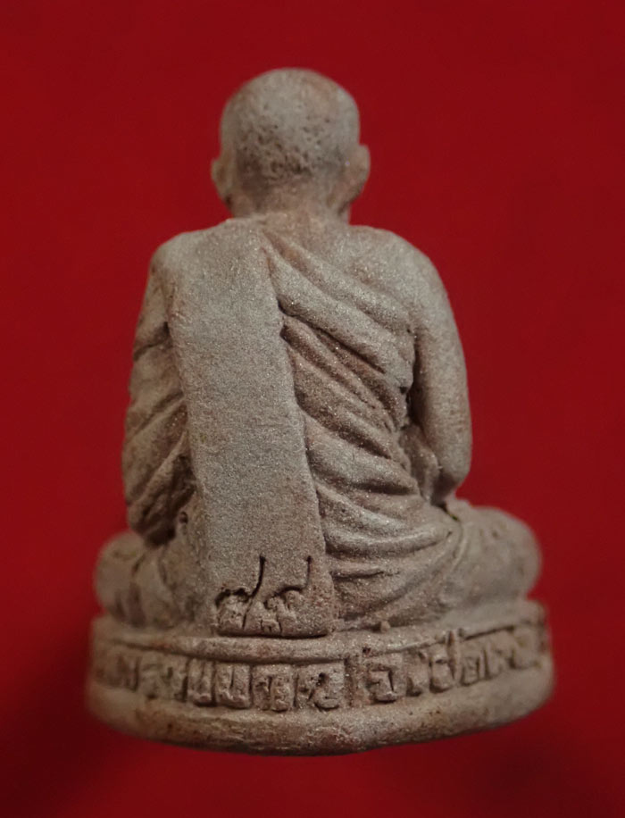 รูปเหมือนลอยองค์อาจารย์นอง วัดทรายขาว ปัตตานี รุ่นอายุ 80 ปี เนื้อผงว่าน (สบู่เลือด) ฝังตะกรุดนารายณ์แปลงรูป ปี 2541