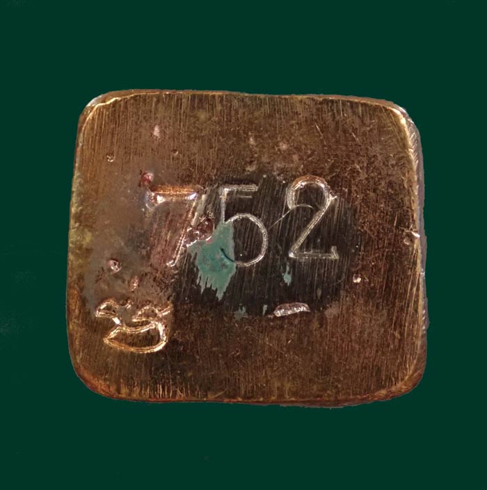 รูปหล่อโบราณหลวงปู่ทวด พิมพ์เบตงเลขใต้ฐานย้อนยุค วัดทรายขาว ปัตตานี รุ่นนิรันตราย ปี 2557 เนื้อสำริดแดงขัดยาแดง หมายเลข 752